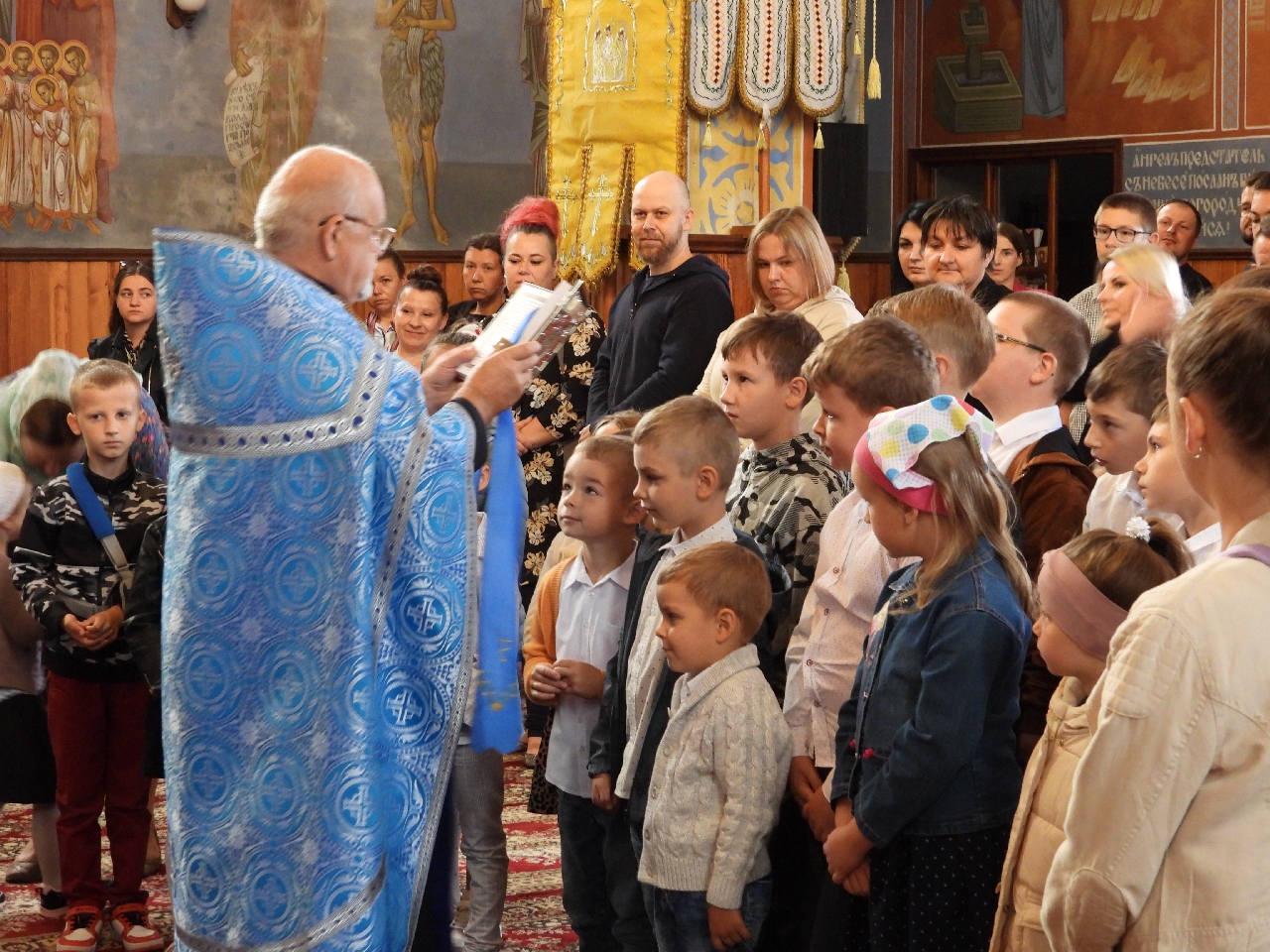 Molebień dla dzieci, rodziców i nauczycieli w cerkwi w Czyżach