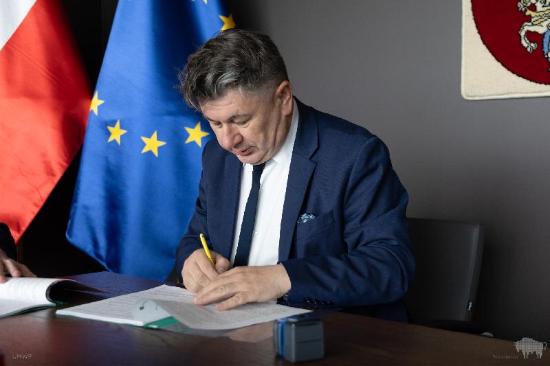 Tło przycisku: Ponad 2,3 mln zł z funduszy unijnych